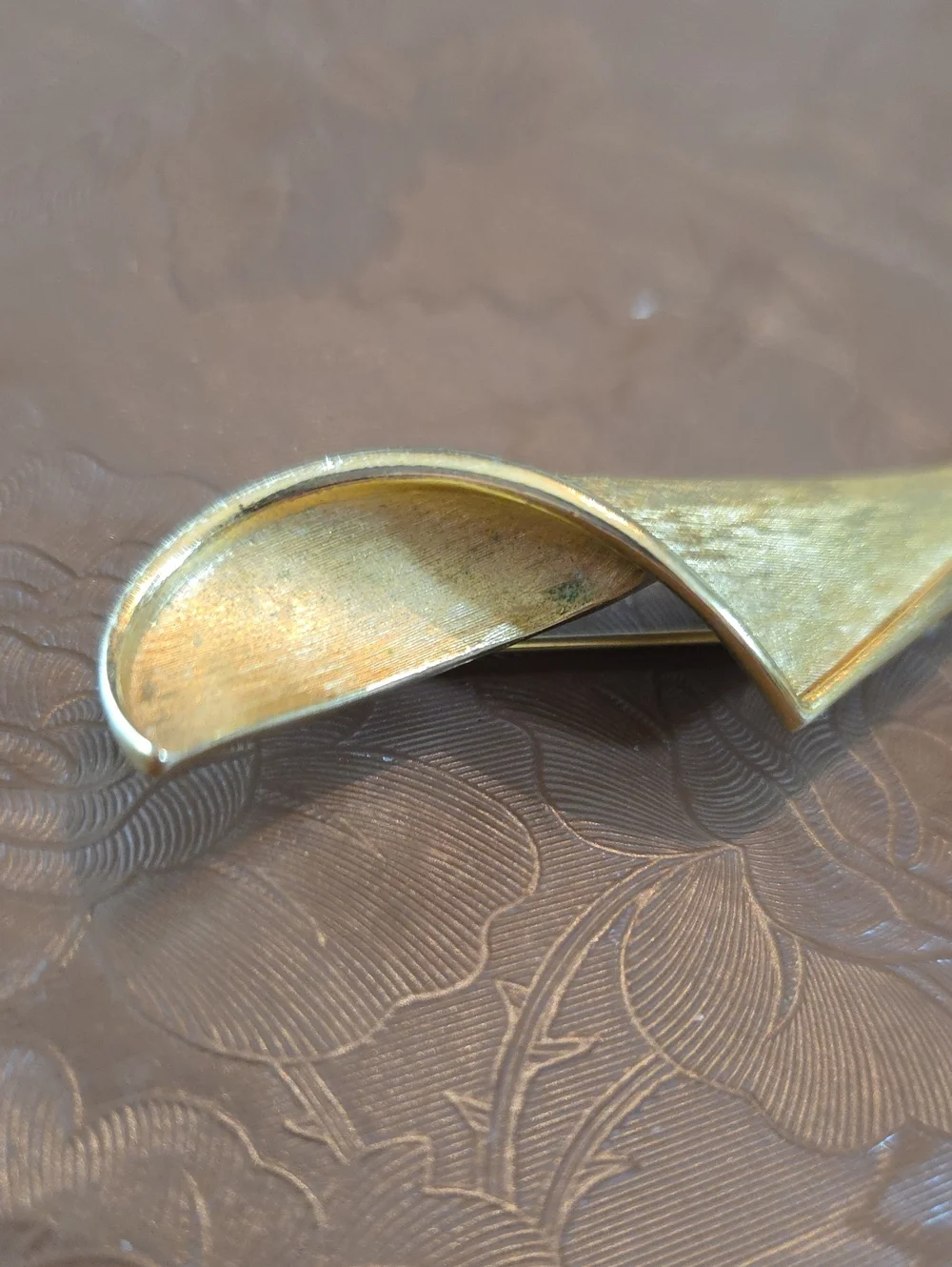 Trifari Vintage Gold Tone Signed Sculptural Ribbon Brooch. Mid-20th Century 3.5